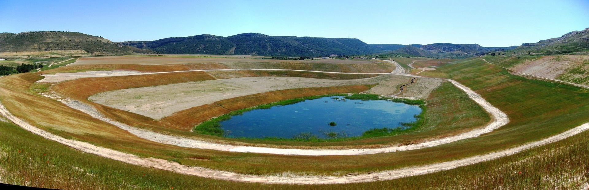 Antigua explotación minera restaurada con una laguna